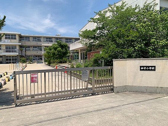 神守小学校まで...
