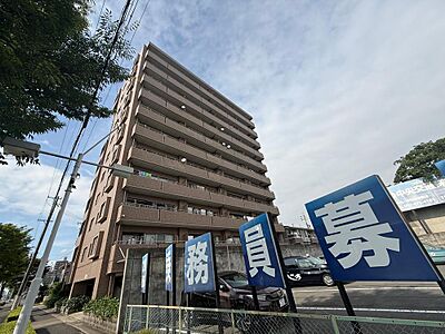 外観:重厚感のあるタイル貼りの外観が印象的なマンション。 外観:重厚感のあるタイル貼りの外観が印象的なマンション。