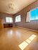 その他：3階東側洋室。東南角部屋でギンガムチェックの壁紙が個性的なお部屋。明るいフローリングが陽光を反射し、爽やかな空間を演出します。
