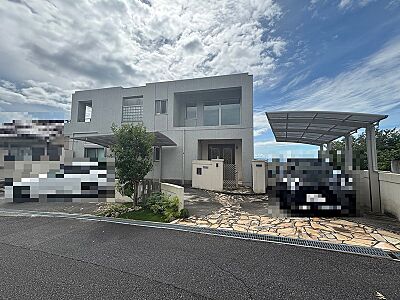 外観:開放感のある高台に佇む、スタイリッシュな外観の物件です。複数台駐車可能なカーポートも魅力。ぜひ一度現地をご覧ください。 外観:開放感のある高台に佇む、スタイリッシュな外観の物件です。複数台駐車可能なカーポートも魅力。ぜひ一度現地をご覧ください。
