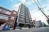 外観：スタイリッシュな外観のマンション。周辺には商業施設や学校もあり、暮らしやすい環境です。都会での生活を存分に満喫できます。