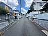 その他：閑静な住宅街に佇む、開放感ある住まい。青空が広がり、穏やかな日々を予感させます。