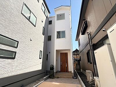 外観:旗竿地のメリットとして、玄関を出てすぐに車通りがないため、お子様も安心です!プライバシーも確保されますね! 外観:旗竿地のメリットとして、玄関を出てすぐに車通りがないため、お子様も安心です!プライバシーも確保されますね!
