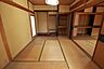 その他：趣のある和室は、落ち着いた空間を演出します。収納も充実しており、お部屋をすっきりと保てます。