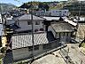 その他：見晴らしの良い高台から、集落の落ち着いた街並みが広がります。遠くの山並みまで見渡せる開放的な眺望です。