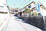 その他：陽光が降り注ぐ前面道路は、周辺の穏やかな住環境を映し出します。新しい暮らしの拠点としてご検討ください。