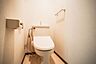 トイレ：温水洗浄便座付きトイレは、日々の快適さを提供します。タオルハンガーやトイレットペーパーホルダーも備わっています。