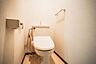 トイレ：清潔感のある温水洗浄便座付きトイレ。トイレットペーパーホルダーやタオル掛けも設置されており、快適にご利用いただけます。