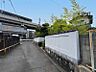 その他：駅が近く、交通利便性に優れています。落ち着いた住環境で、都市の快適さと自然の安らぎが共存するエリアです。