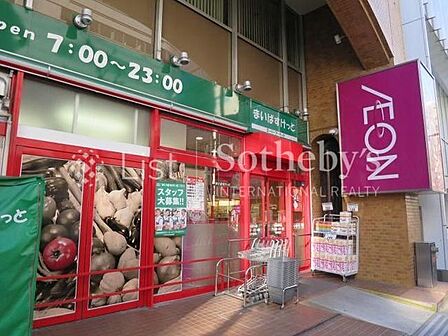 まいばすけっと神田駅西店 徒歩5分。毎日の買い物を支えるスーパーが近くにあると、重い荷物もすぐに運べて、家事効率がアップ。時間も気持ちも余裕が持てます。 400m