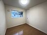 その他：【リフォーム後写真 】】2階南側の約4.5帖の洋室です。天井・壁クロスを張り替え、クリーニングも行いました。