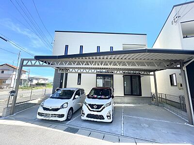 外観：アバンティア施工の太陽光パネル+蓄電池付きのエコな暮らしが叶う築浅物件♪並列駐車3台可能なのも嬉しいですね！