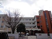 香流中学校まで　1800m　徒歩約23分●生徒数約350名　女子ハントボール部は全国大会に出場履歴あり。合唱部は県のコンクールで金賞受賞履歴有り。