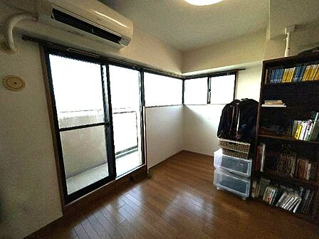 2面採光の洋室は自然光が優しく照らします!主寝室としてのご利用にもいいですね♪