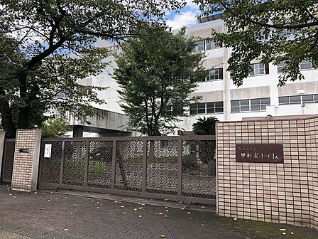 廿軒家小学校まで 381m 徒歩約5分●「明るい笑顔と気持ちの良い挨拶があふれる学校」というキャッチフレーズの通り、心を育むことに重点を置いている小学校です。