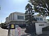 周辺：上地小学校　徒歩約17分（約1335ｍ）1983年4月に開校。通常学級23クラス、特別支援学級4クラスがあります。