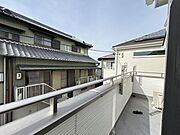 2部屋から出入り可能なバルコニーは南向きのため日当たり・風通し良好！大量の洗濯物もしっかり乾きます♪