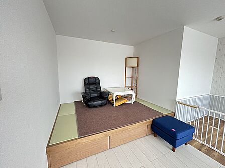 お昼寝に最適なリビング横の畳コーナー！柔らかな畳の感触が心地よく、リラックスタイムをゆったり過ごせます！