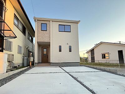 外観：建物面積30坪超の4SLDK一戸建て♪小中学校まで近いのでお子様の通学も安心です♪