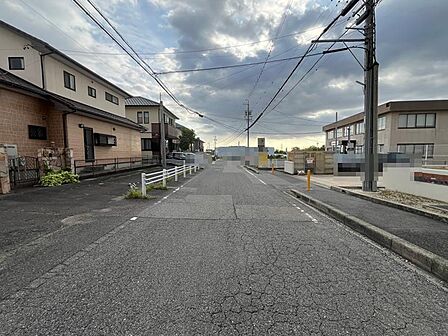 閑静な住宅街に佇み、緑を経由したさらりとした風が通る住空間