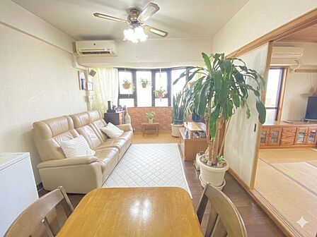 大開口の窓から光がたっぷり差し込む、居心地のいいリビングです♪