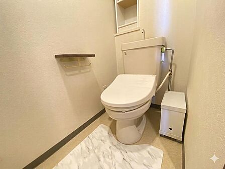 トイレには快適な温水洗浄便座付き！