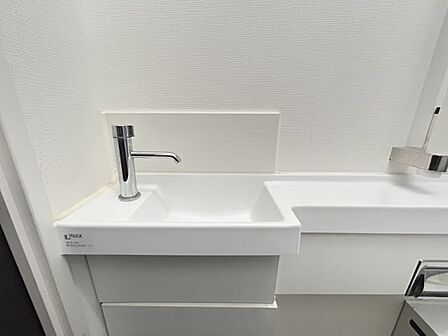 清潔感溢れる、スタイリッシュなデザインの洗面化粧台がございます♪