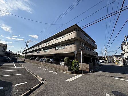 周辺の交通量は少なく、子育てファミリーにも安心です♪