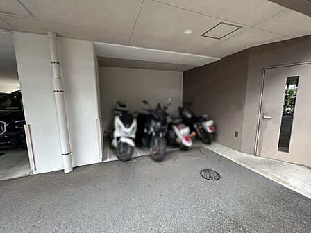 屋内バイク置場のあるマンションです