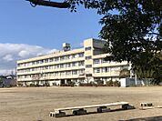 南中学校まで　1036m　徒歩約13分●「自己を高めよう」をめざし、知、徳、体の調和のとれた人間性豊かな生徒を育てます。生徒の自立に向け価値のある生徒文化・教師文化の質を向上する。