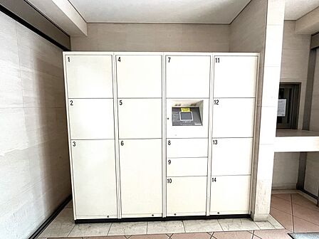 宅配BOXがあり、不在の際にも荷物が受け取れます。