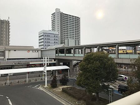 JR東海道本線・名鉄三河線「刈谷」駅　徒歩約14分（約1108ｍ）北側がJR、南側が名鉄です。駅の南北を結ぶ連路道路に面しています。