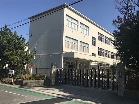 刈谷南中学校　徒歩約10分（約734ｍ）【教育目標】自ら学ぶ生徒　不断の努力をする生徒　思いやりのある生徒