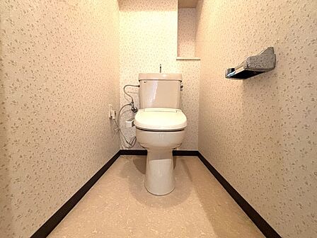 トイレには快適な温水洗浄便座付き！
