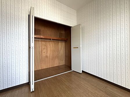 枕棚+ハンガーパイプ設置で、収納しやすいクローゼット！