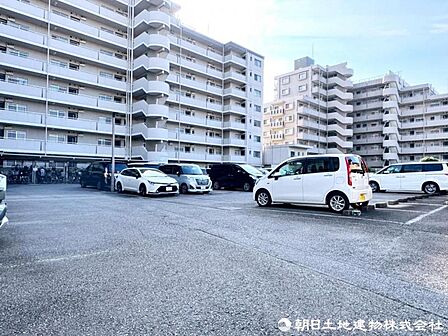 平置きの駐車場。空き状況等はご確認ください。