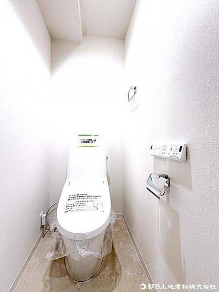 温水洗浄機能付き便座で心も体もいつも清潔に保つ便利機能。寒い冬場にもとても嬉しい装備です。 