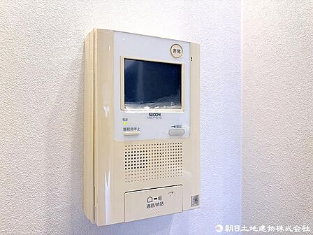 ご訪問者様と通話が出来、モニターで姿が確かめられて録画機能も付いたインターホンを採用しました。