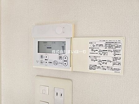 【床暖房】ご家族が集まるリビングは、足元から暖めてくれる床暖房付き