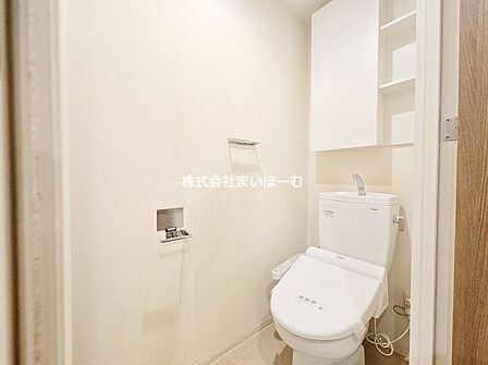 【トイレ】収納棚付きのトイレ。ウォシュレットも完備しています