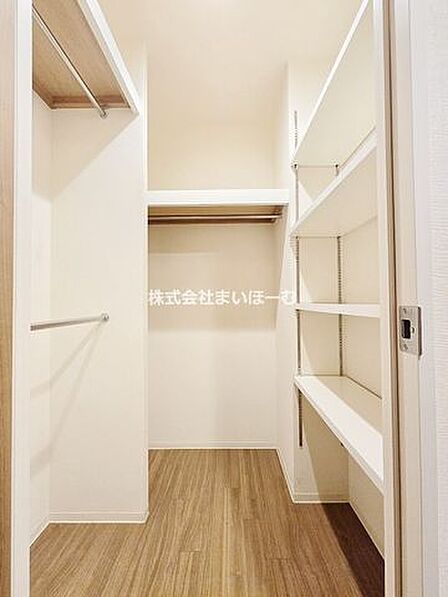 【ウォークインクローゼット】ご家族皆様の冬用アウターをまとめて収納するのも便利なウォークインクローゼットです