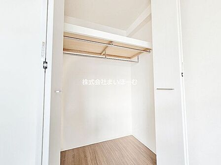 【クローゼット】奥行きのあるクローゼットで、たくさんの洋服もスッキリ収納できます