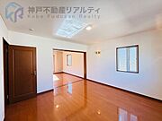 明るい自然光が差し込むシンプルな洋室♪