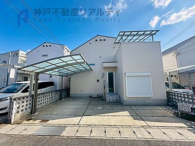 外観:◆お洒落なデザイナーズ住宅♪◆駐車スペース2台分あり♪(カーポート1台分) 外観:◆お洒落なデザイナーズ住宅♪◆駐車スペース2台分あり♪(カーポート1台分)