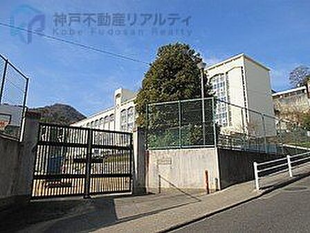 神戸市立布引中学校 徒歩27分。 2140m