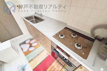 3口コンロ完備♪同時料理もできるので家事効率アップします♪※室内写真は家具消し加工をしたものです。