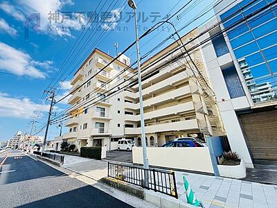 外観：明るい外観と整然とした造りが魅力的で、開放感と清潔感を兼ね備えた素敵な建物です♪