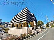 バルコニーが南東向きで、朝から昼まで日差しが気持ちよく射し込みます。