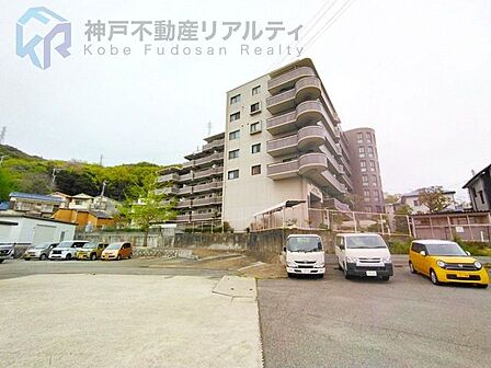 3階部部。南向きにつき陽当たり・通風良好♪