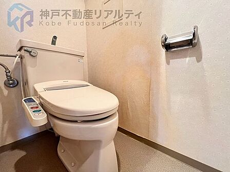 白を基調としたシンプルで清潔感あるトイレ